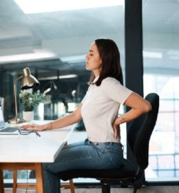 Tips Memilih Kursi Hadap Kantor yang Sehat untuk Bekerja